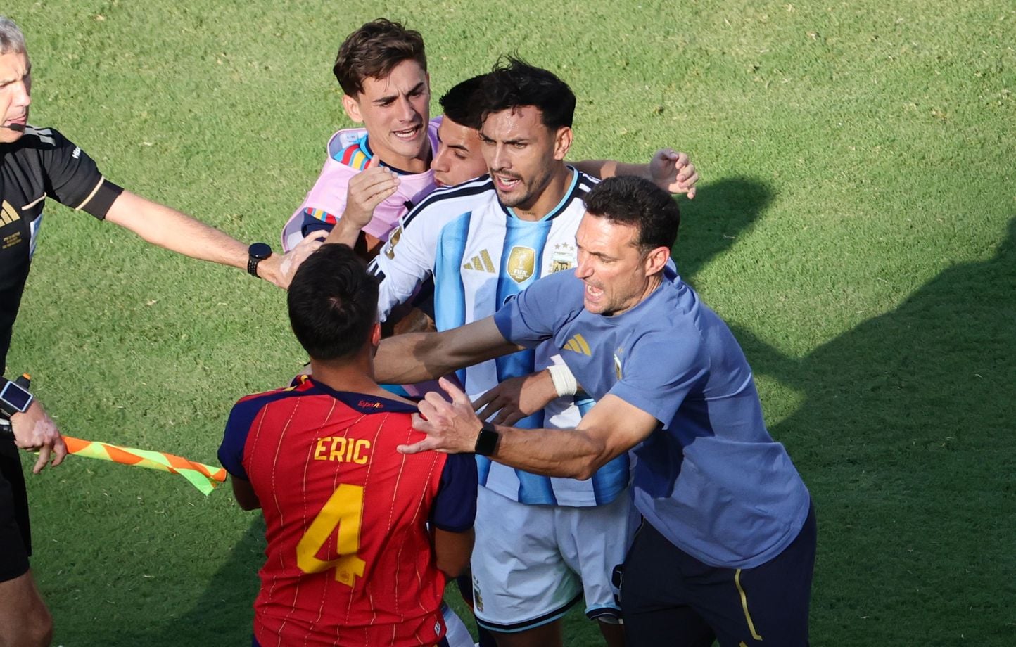 Finale Espagne-Argentine : les mauvais gestes qui choquent