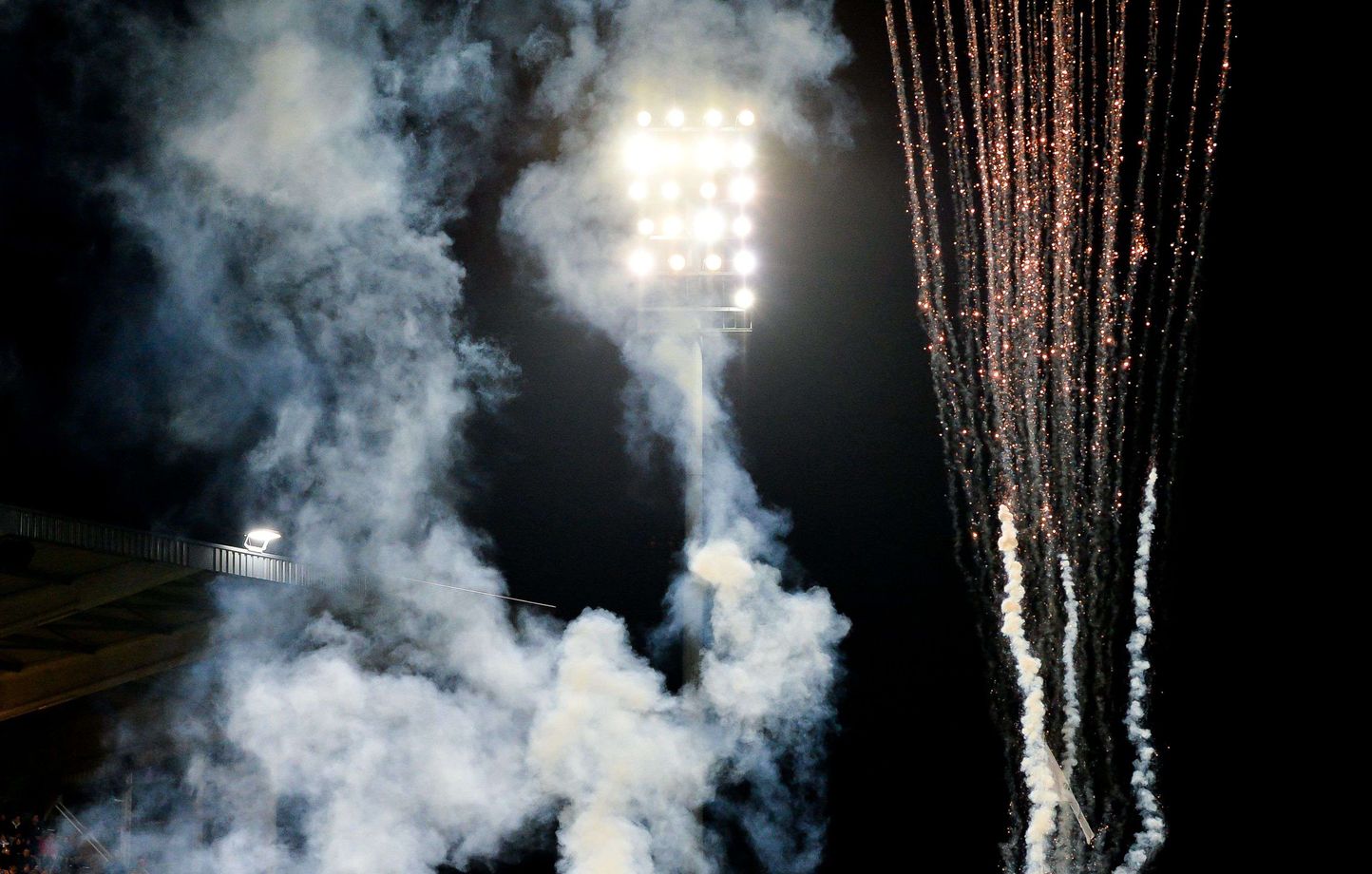 Deux joueurs blessés par des feux d’artifice en Belgique