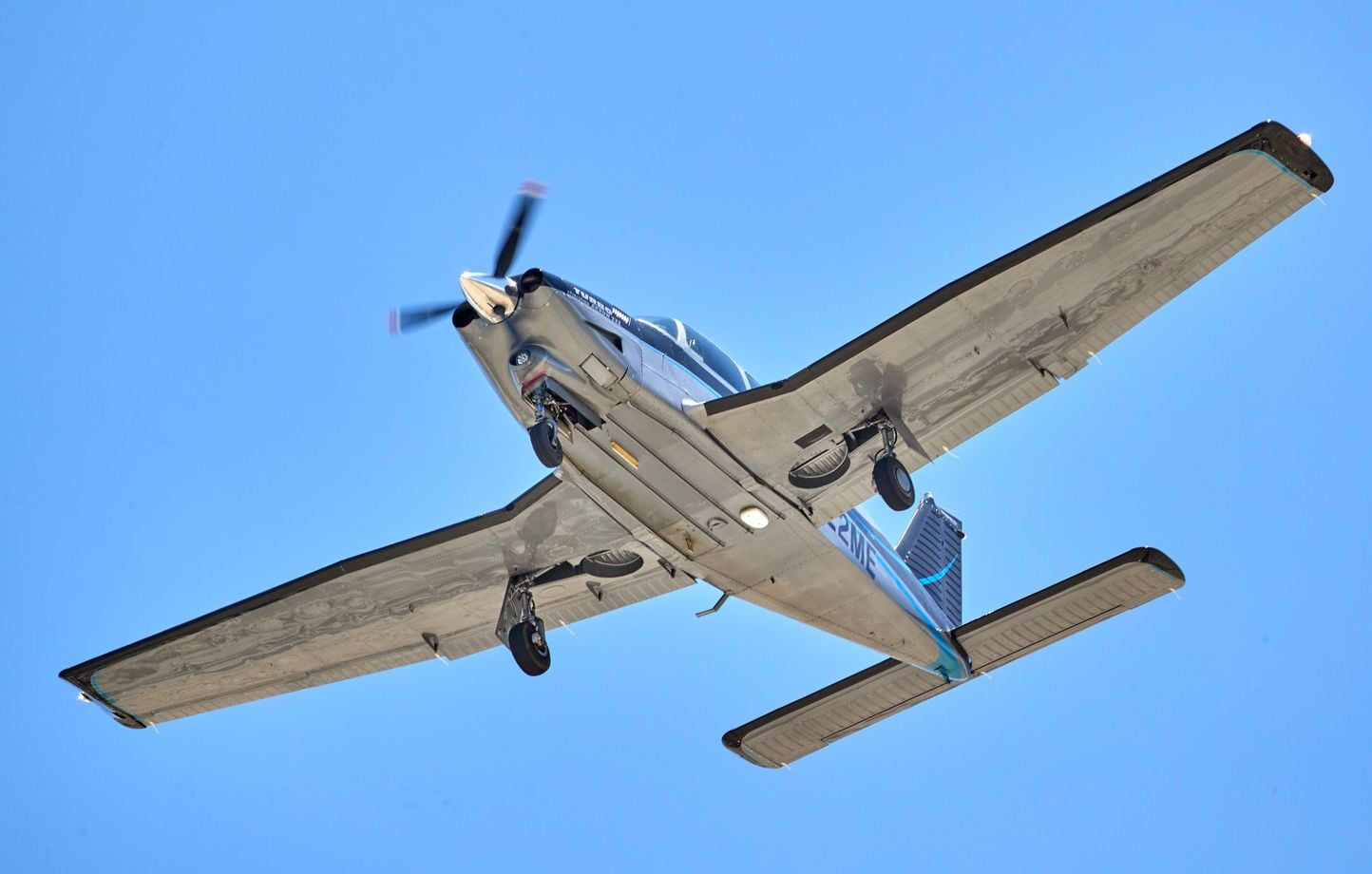 Texas : un avion rate son atterrissage et percute une villa