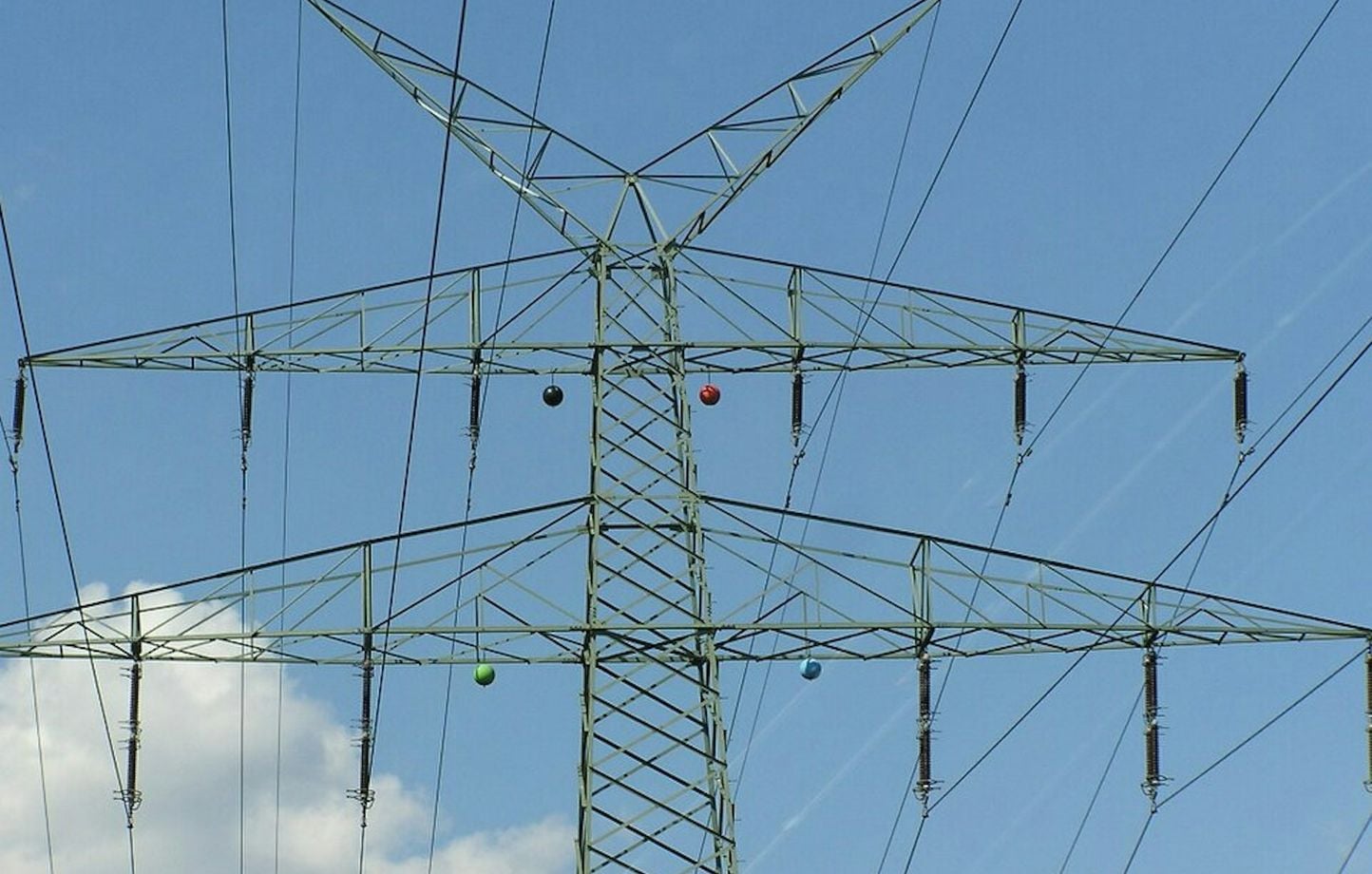 Boules orange sur les lignes électriques : leur vrai rôle