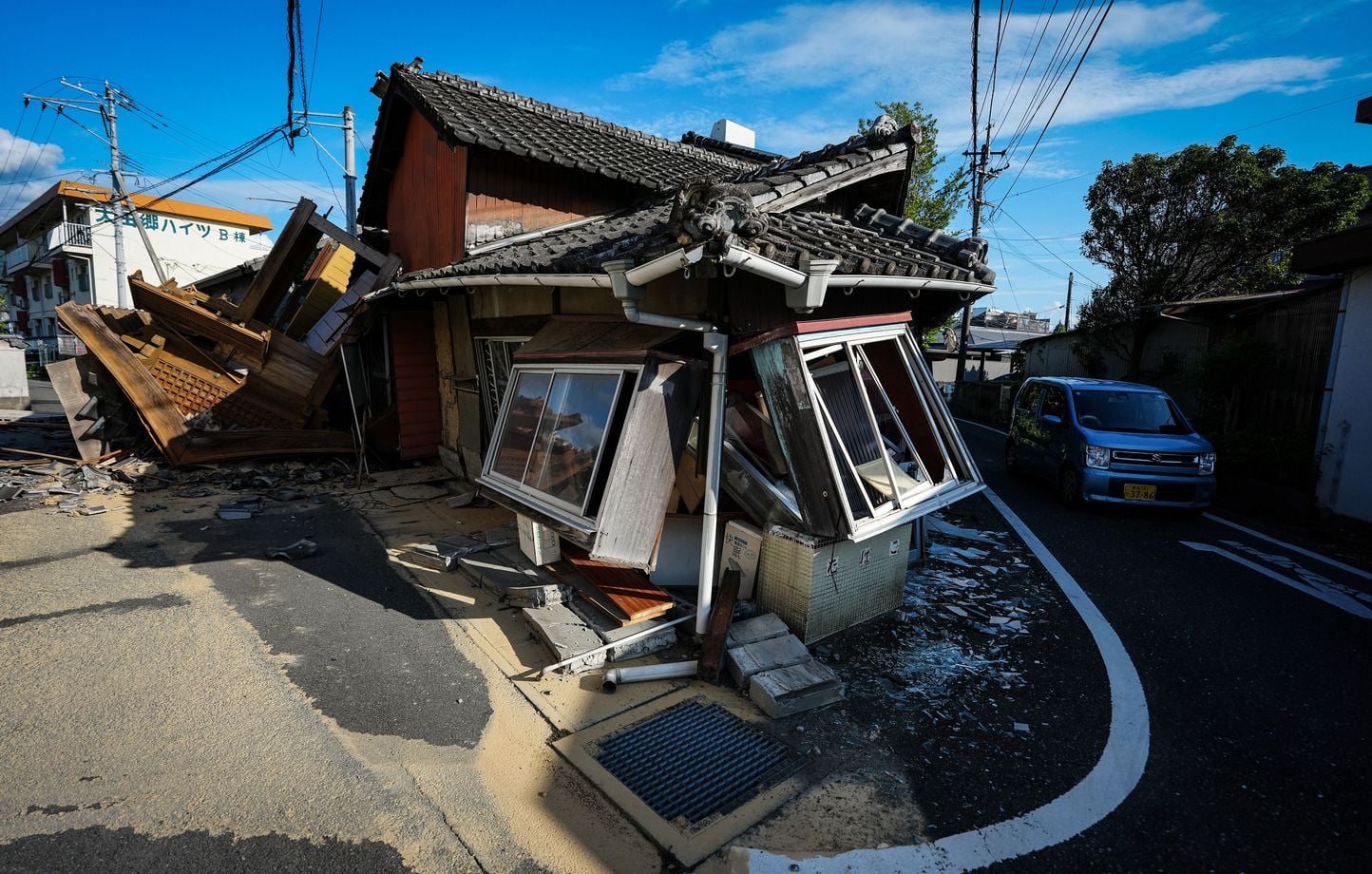 Séisme au Japon : 30 morts, des survivants recherchés