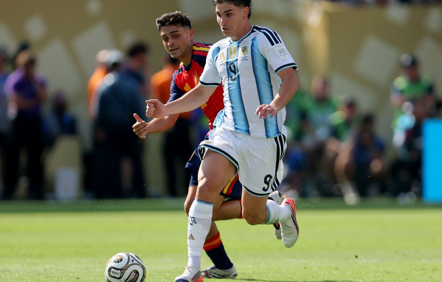 Julian Alvarez : l’Atlético attaque le Barça devant la FIFA