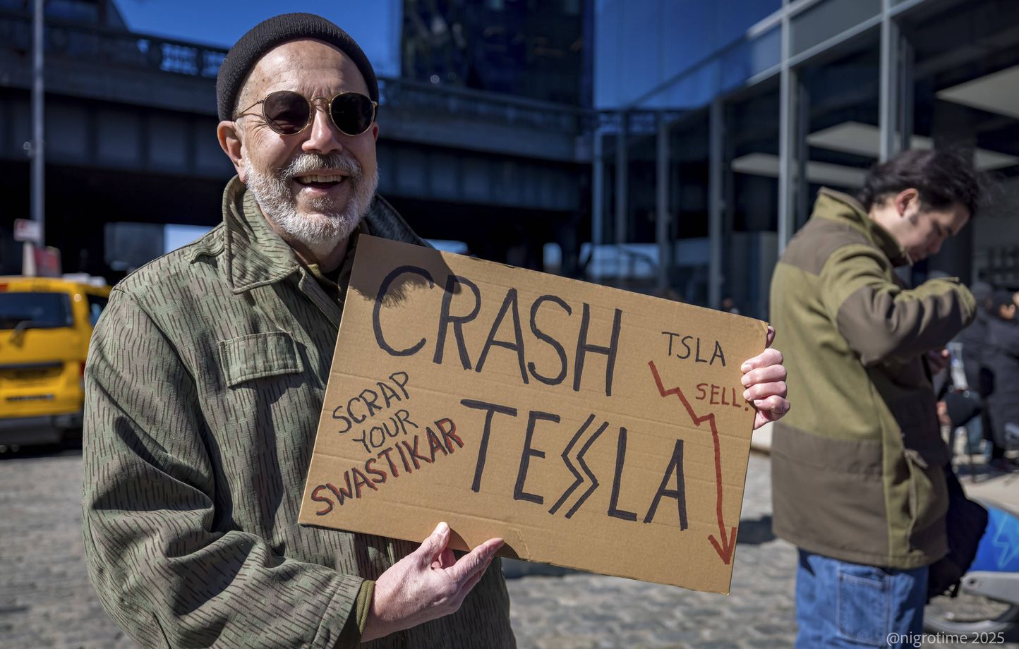 Donald Trump achète une Tesla pour soutenir Elon Musk