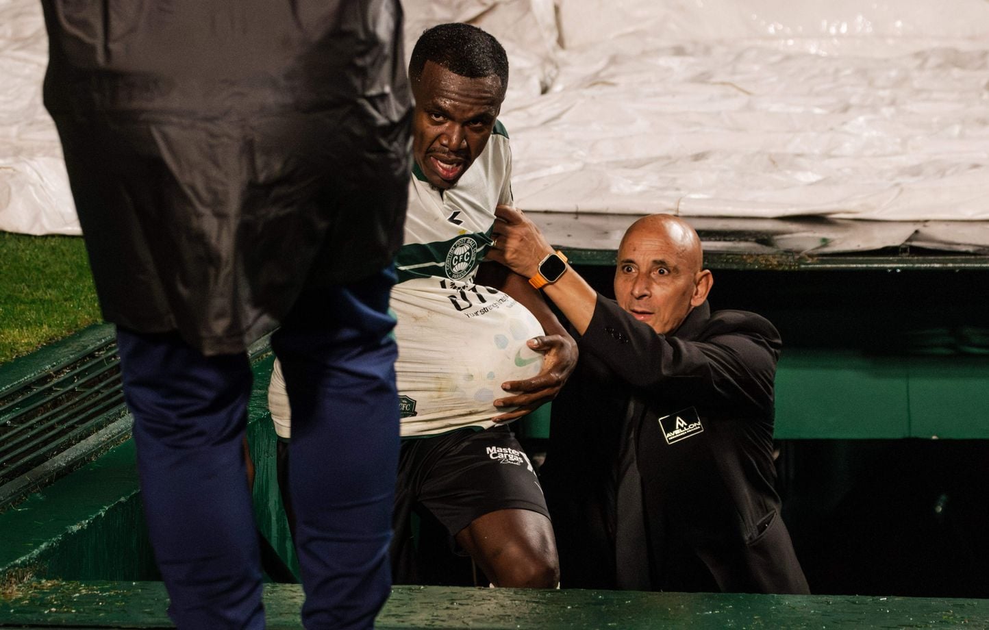 Football : Jacy chute dans un escalier, son but annulé