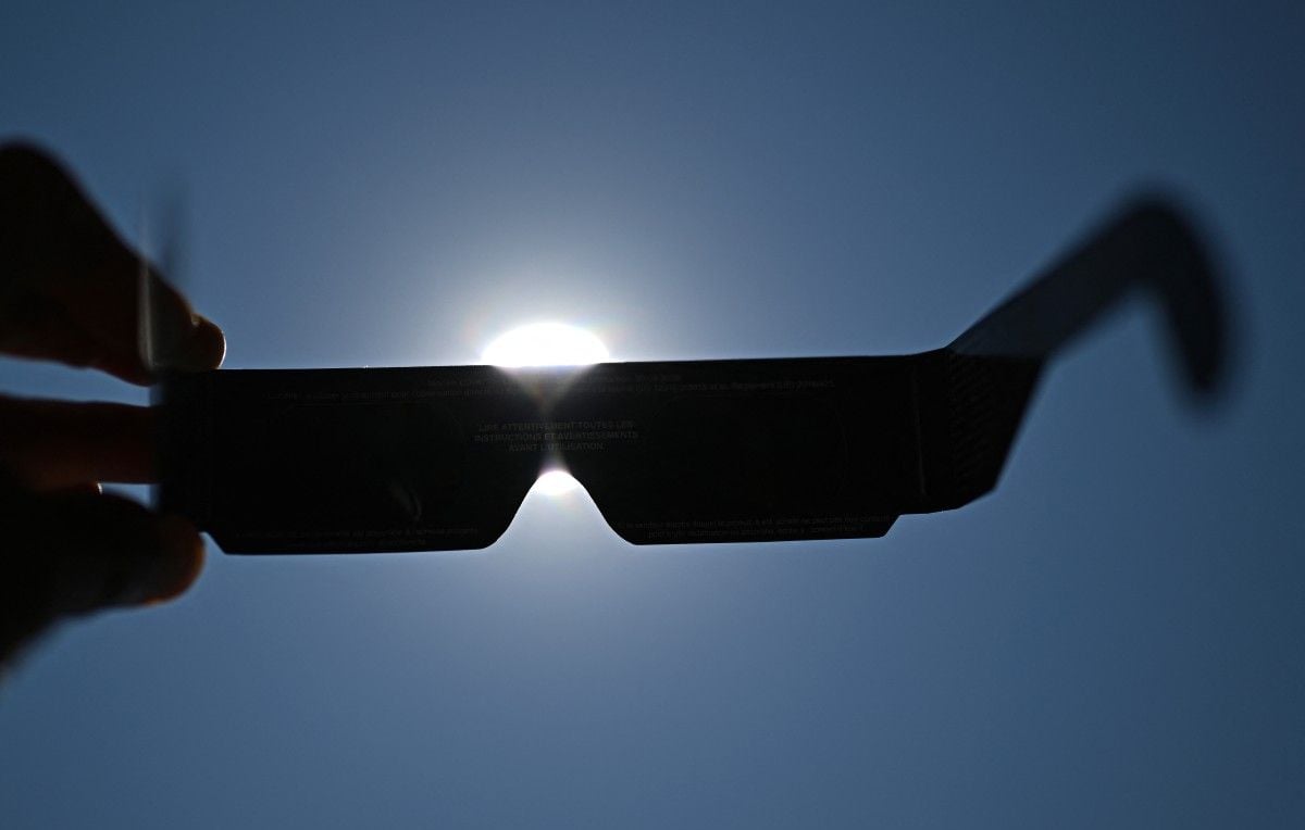 Éclipse solaire : Tondelier dénonce le fiasco des lunettes