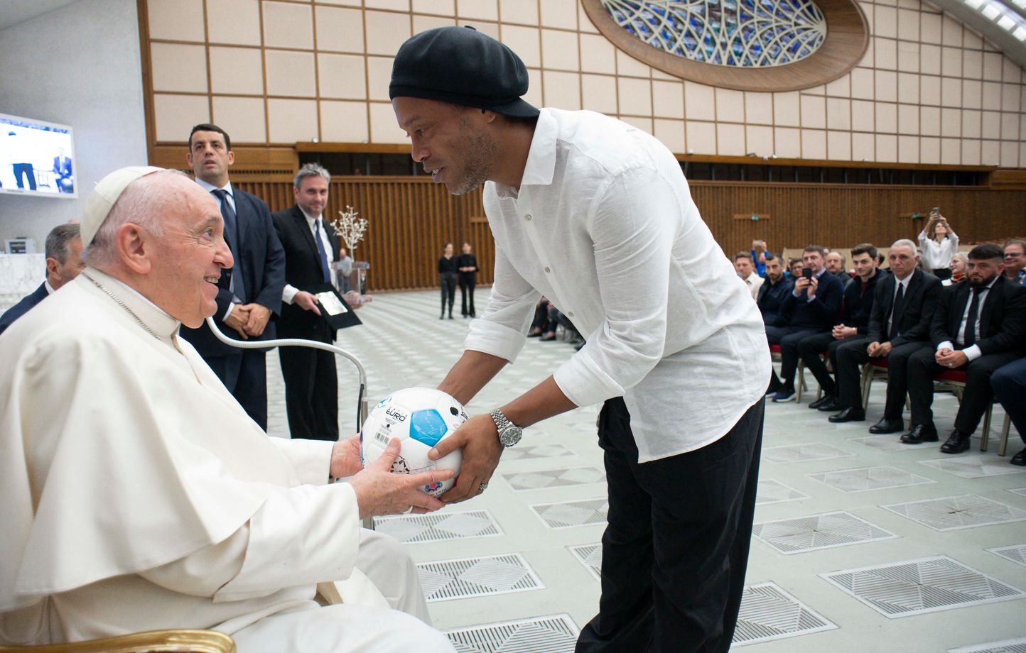 Des stars du football unies pour soutenir le pape François