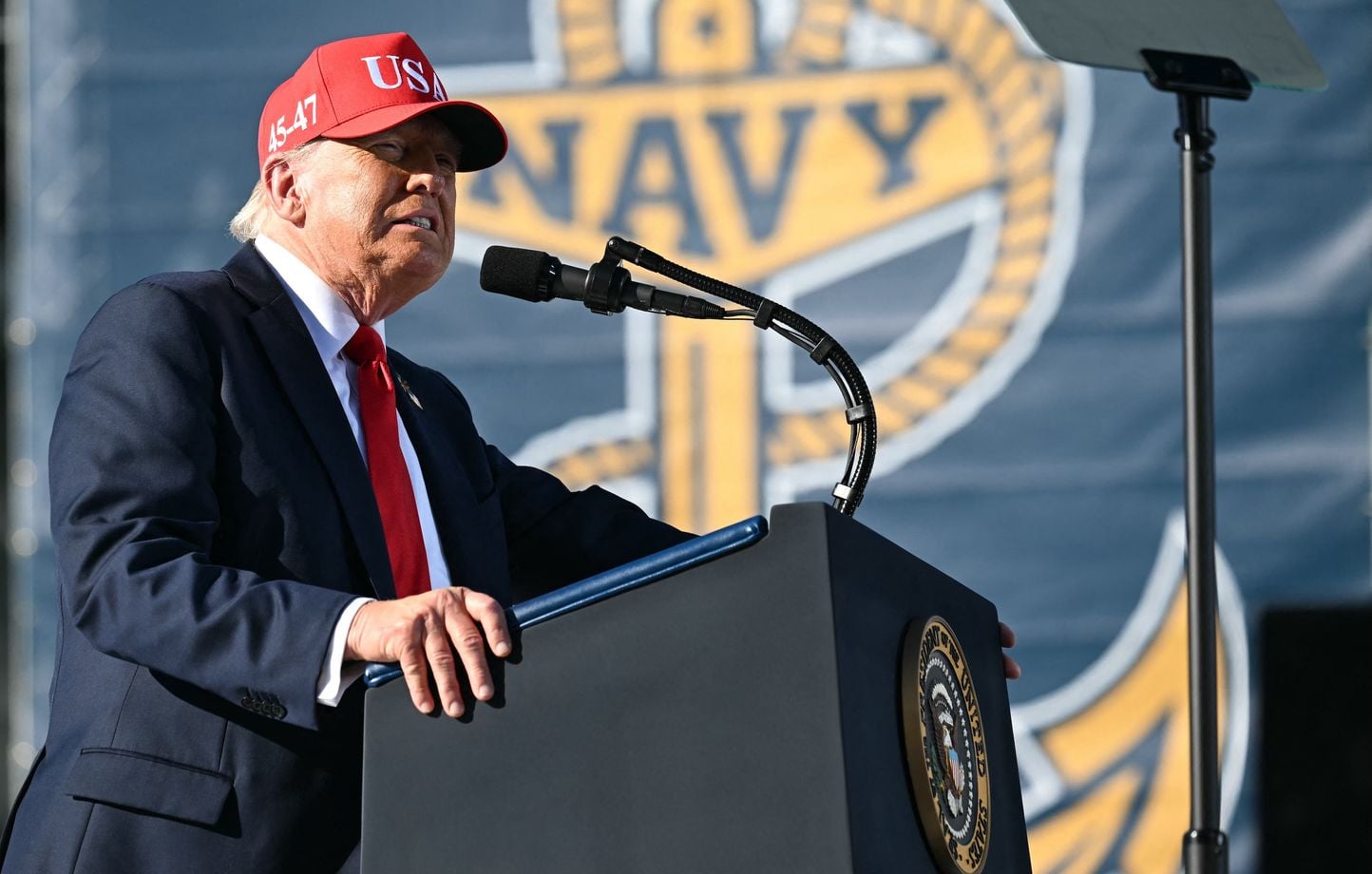 Trump minimise la détresse à bord du porte-avions Lincoln