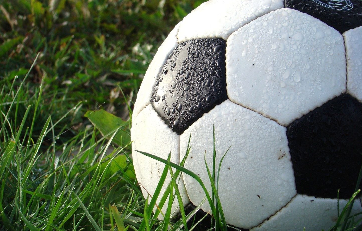 Foot : un jeune footballeur frappe un rival au sol
