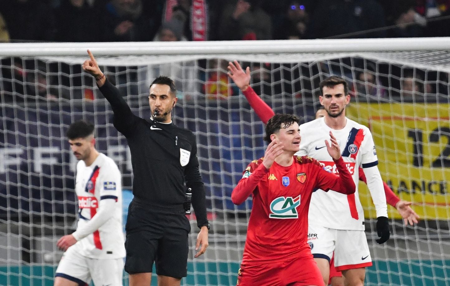 Un arbitre de Ligue 1 condamné pour violences conjugales