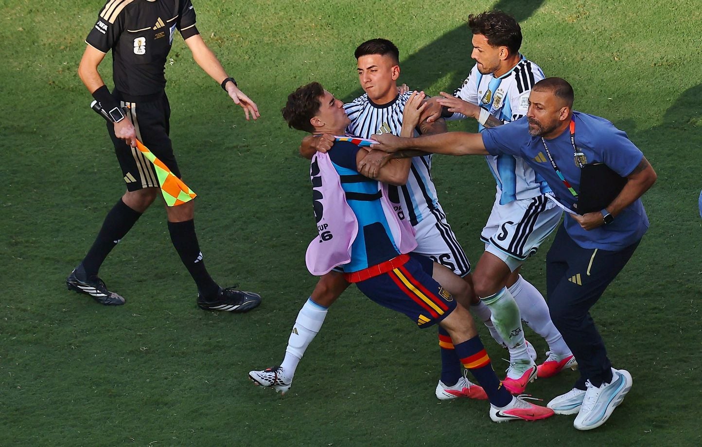 Mondial : Paredes écope de 10 matchs après la bagarre