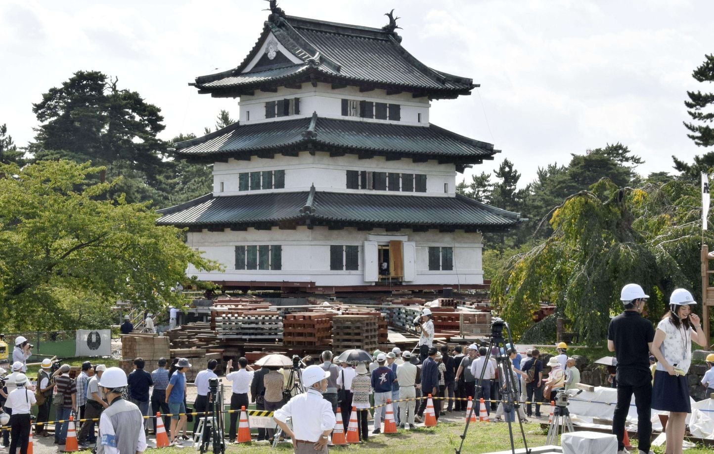 Japon : 1 800 bénévoles déplacent un donjon de 360 tonnes