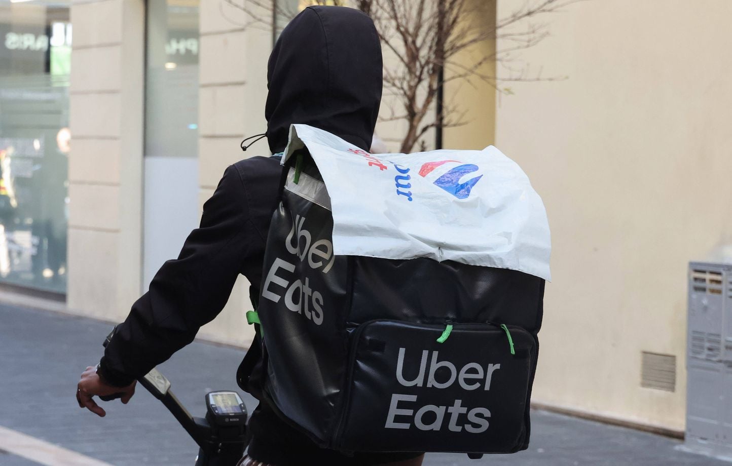 Uber frappe fort : plus de 3 000 emplois supprimés