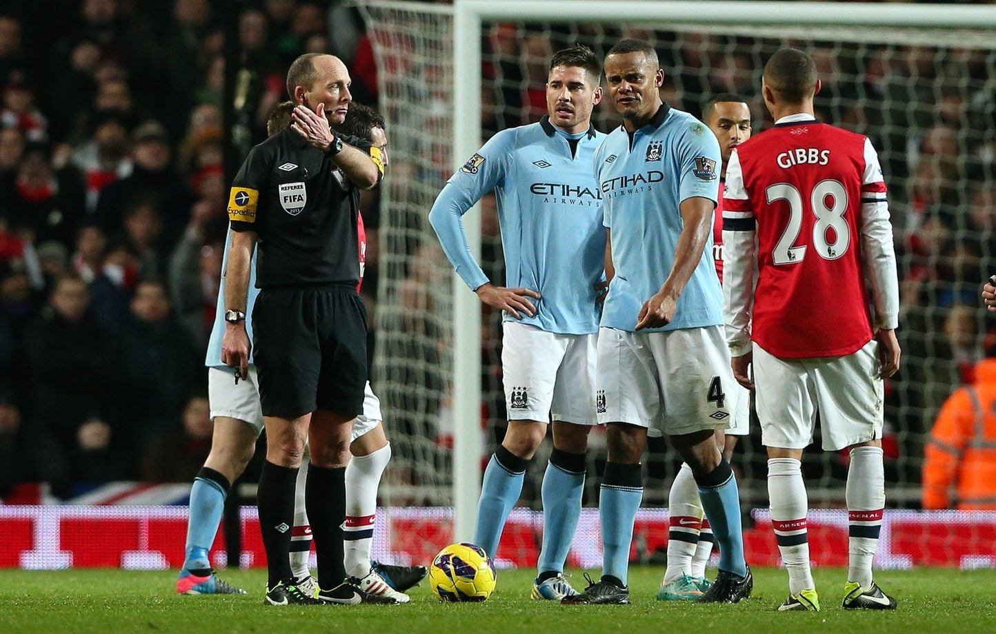 L’ex-arbitre Mike Dean choque avec ses défis en match