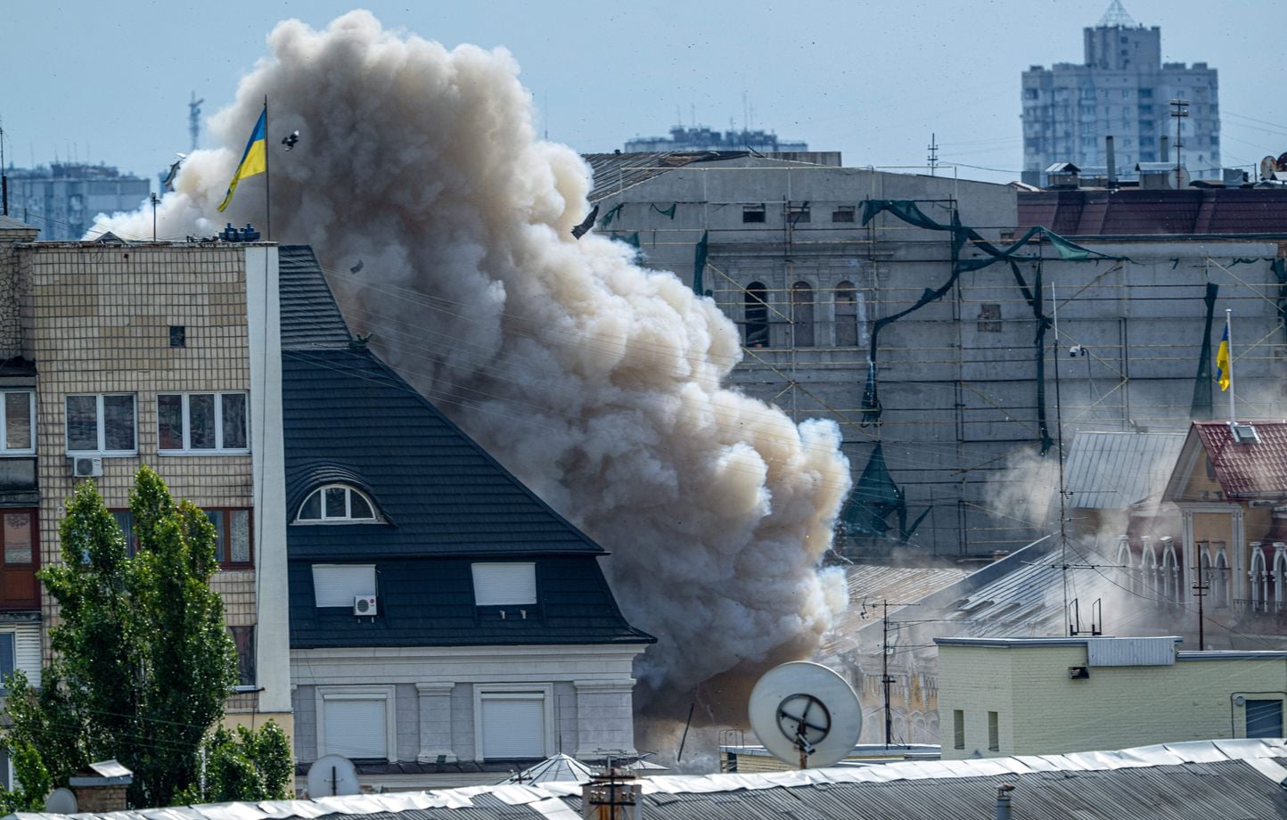 Kiev bombardée avant la mission de paix américaine