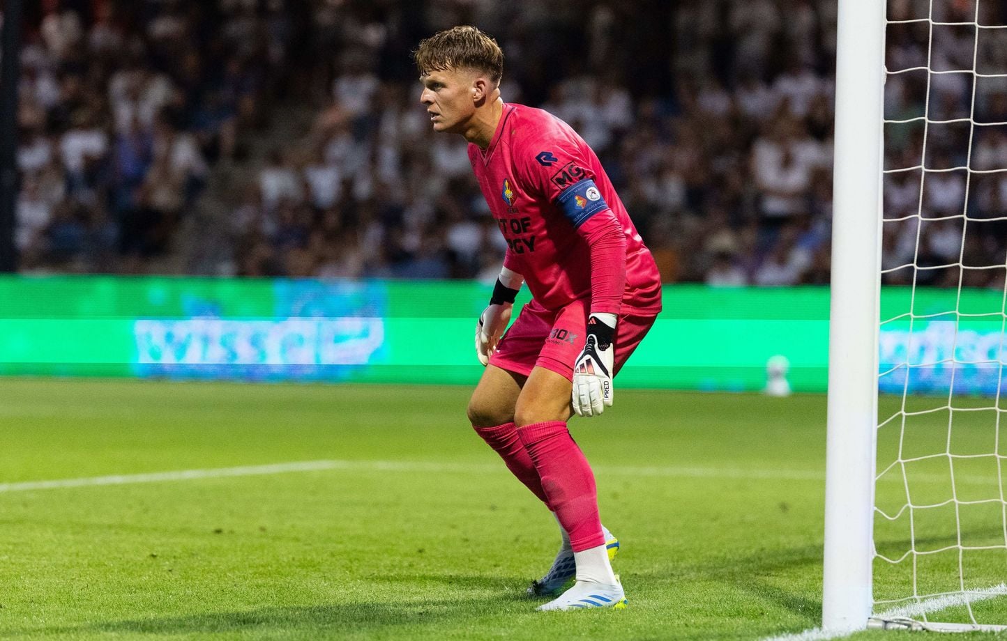 Un gardien marque deux buts, le fils de Koeman sauve Telstar