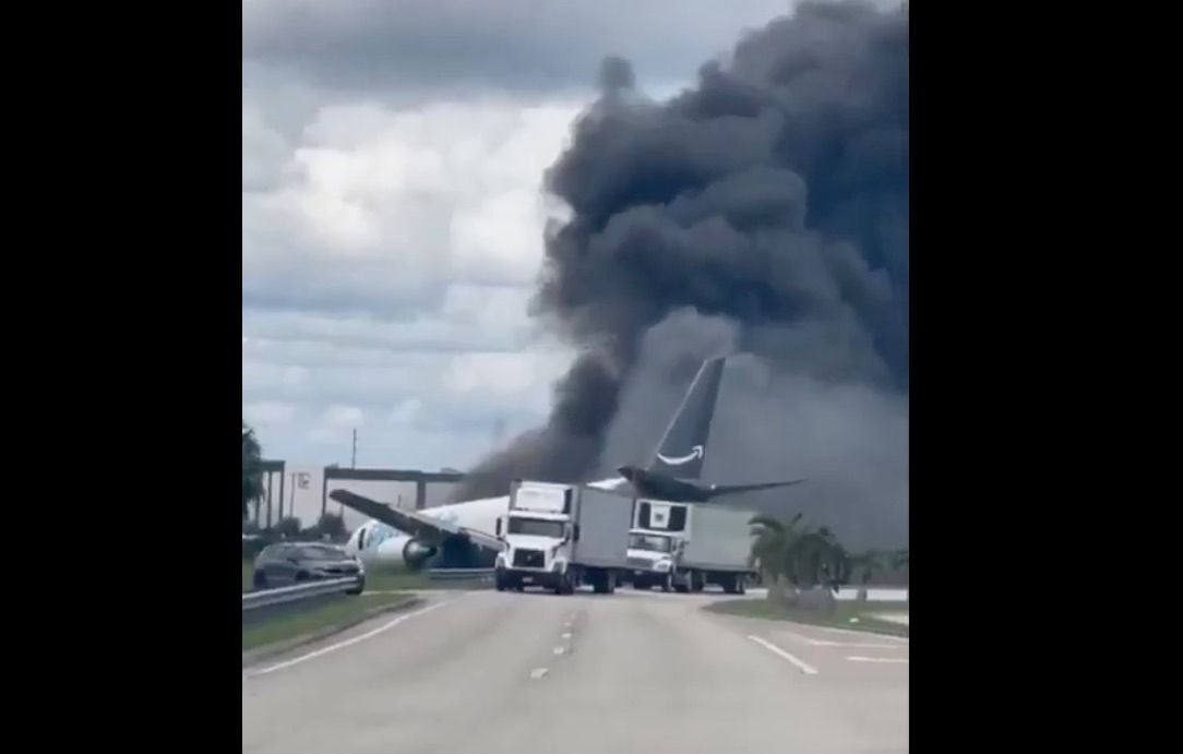 Miami : un avion Amazon sort de piste et prend feu