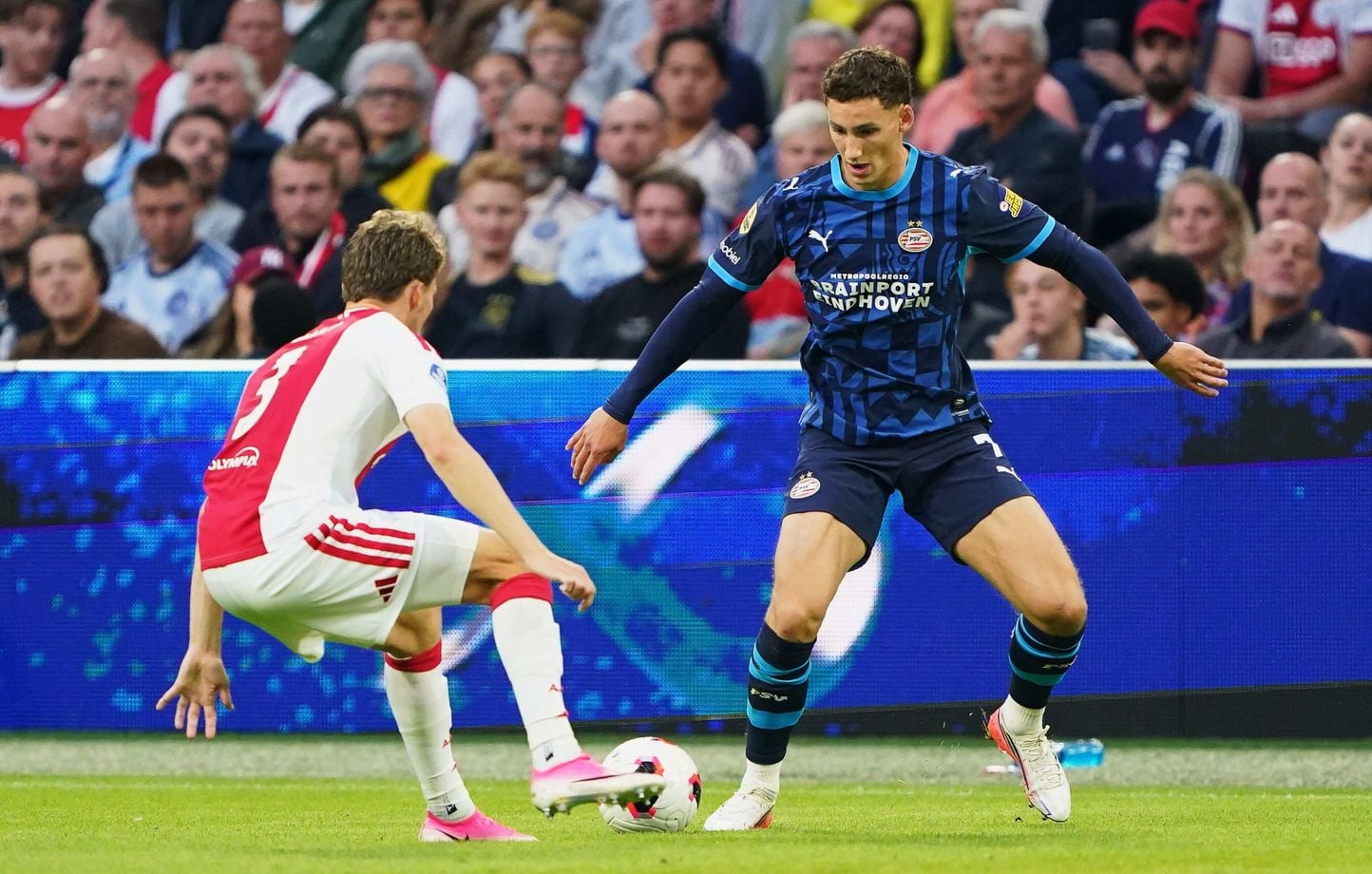 Ajax-PSV : Van Bommel échappe au rouge, scandale total