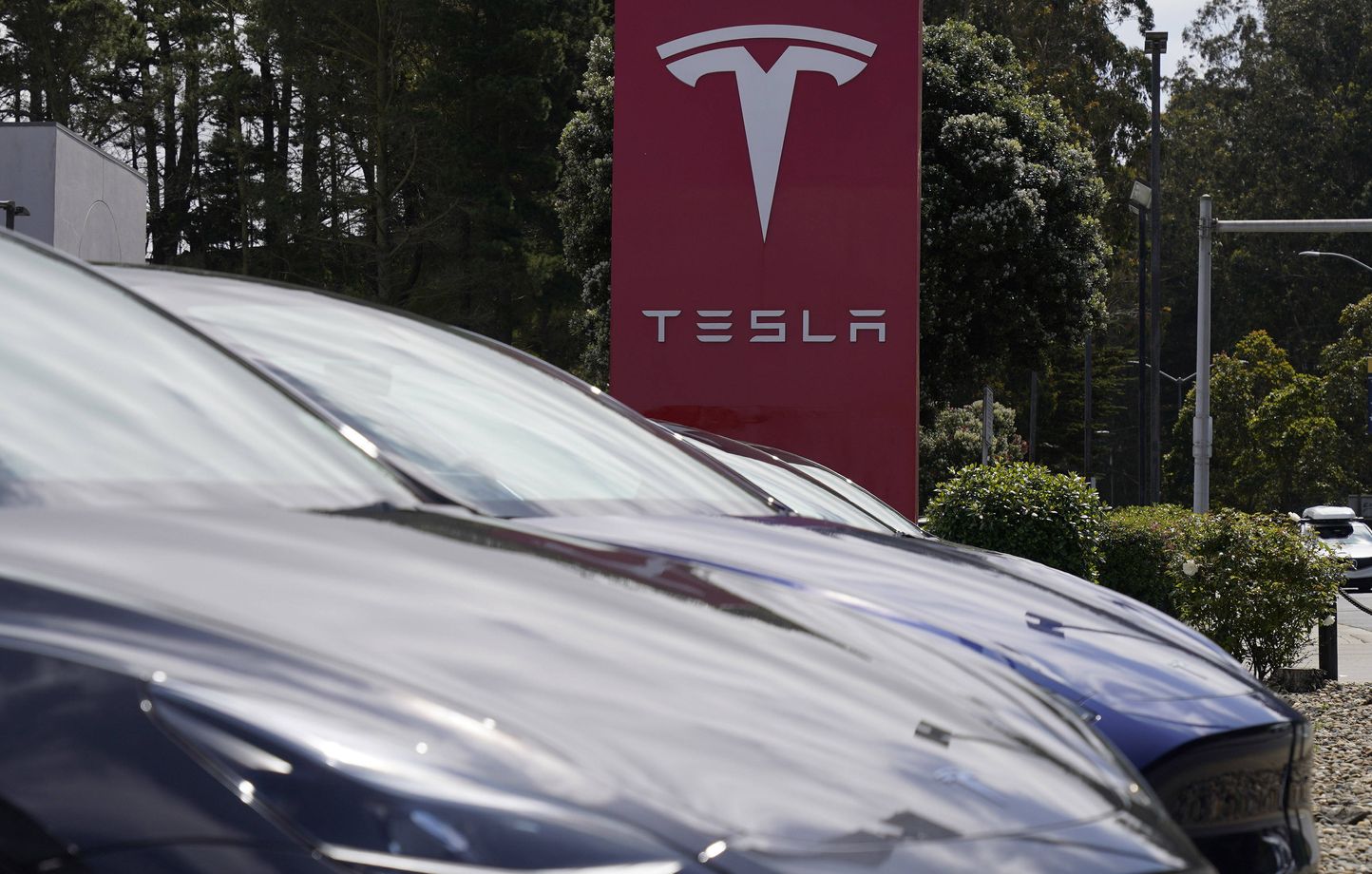 Une Tesla autonome percutée par un train après une erreur