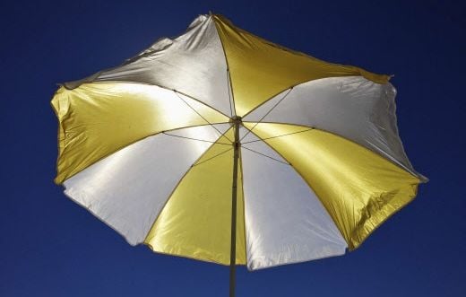 Un parasol transperce une sauveteuse aux États-Unis