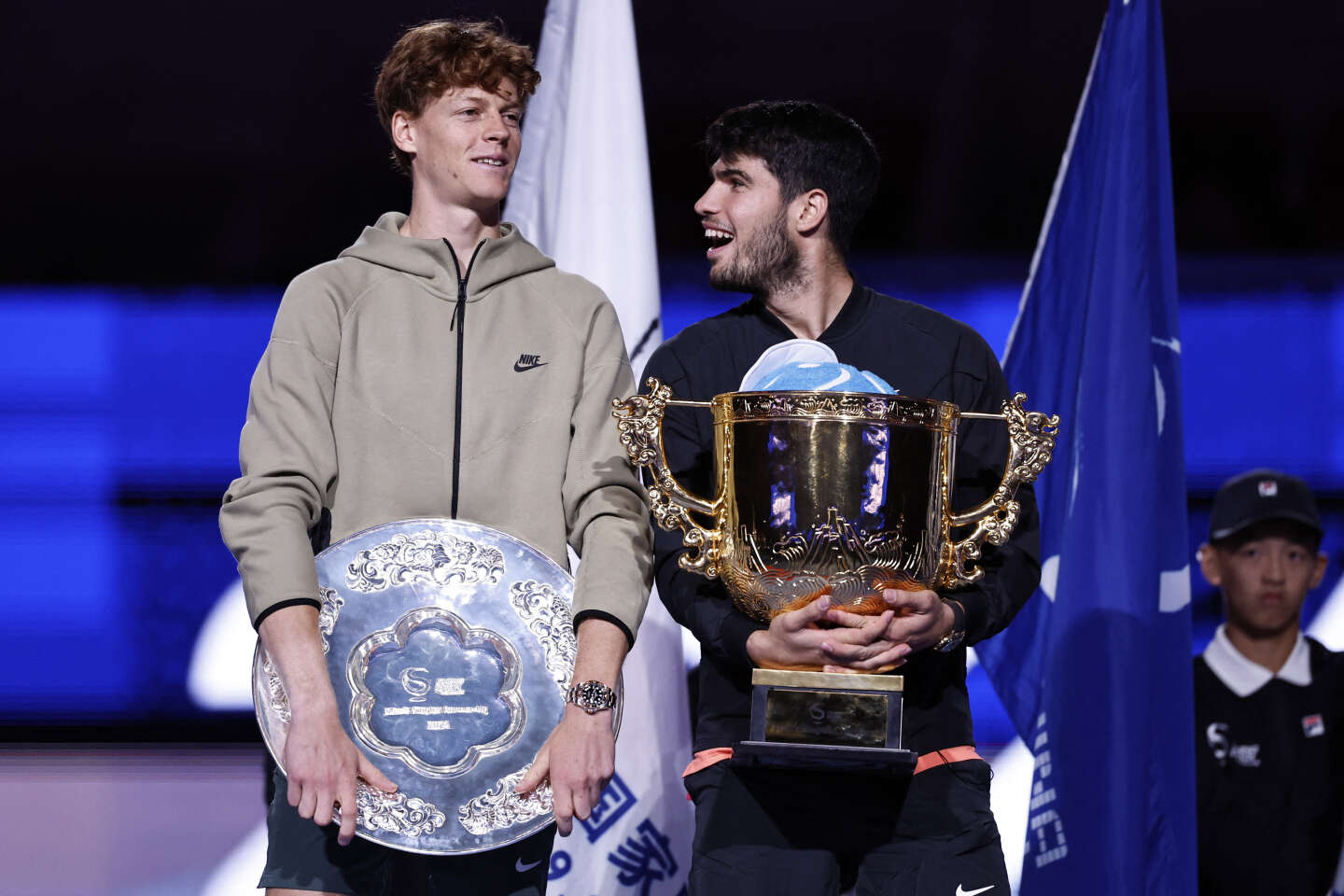 Carlos Alcaraz remporte le tournoi de Pékin face à Jannick Sinner, toujours sous la menace d’une suspension pour dopage