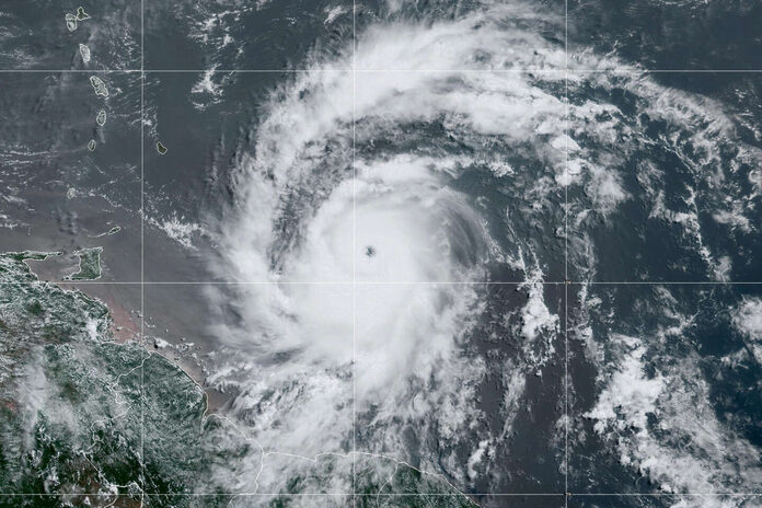 L’ouragan Béryl, rétrogradé en catégorie 3, reste « dangereux » et menace le sud-est des Caraïbes