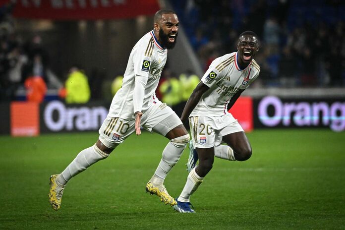 Ligue 1 : Lyon se réveille grâce à Lacazette, Nice reprend la deuxième place