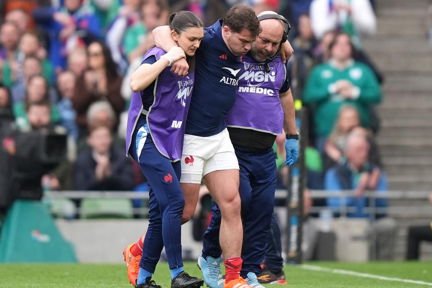 Antoine Dupont victime d’une rupture des ligaments croisés du genou lors de la victoire du XV de France contre l’Irlande