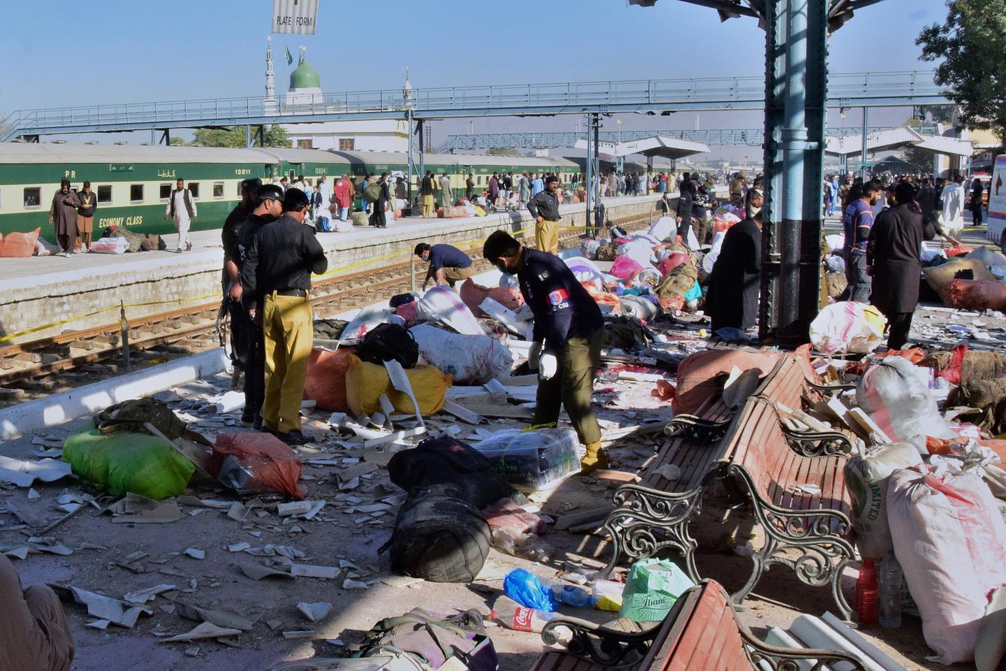 Au Pakistan, une explosion dans une gare fait au moins vingt-deux morts et des dizaines de blessés