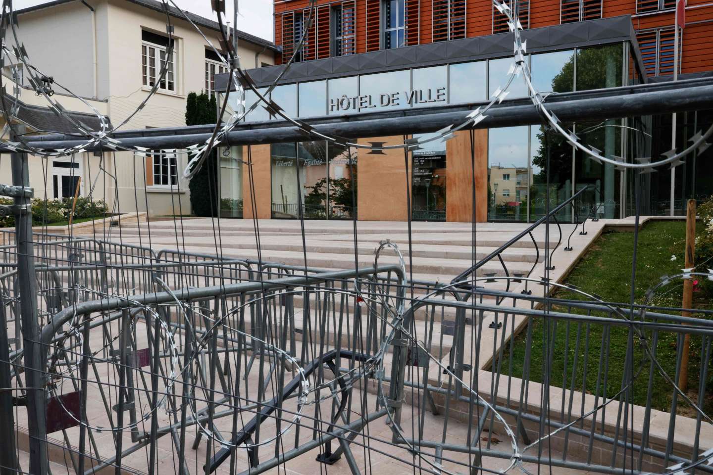 Le domicile du maire de L’Haÿ-les-Roses attaqué à la voiture bélier : douze personnes interpellées