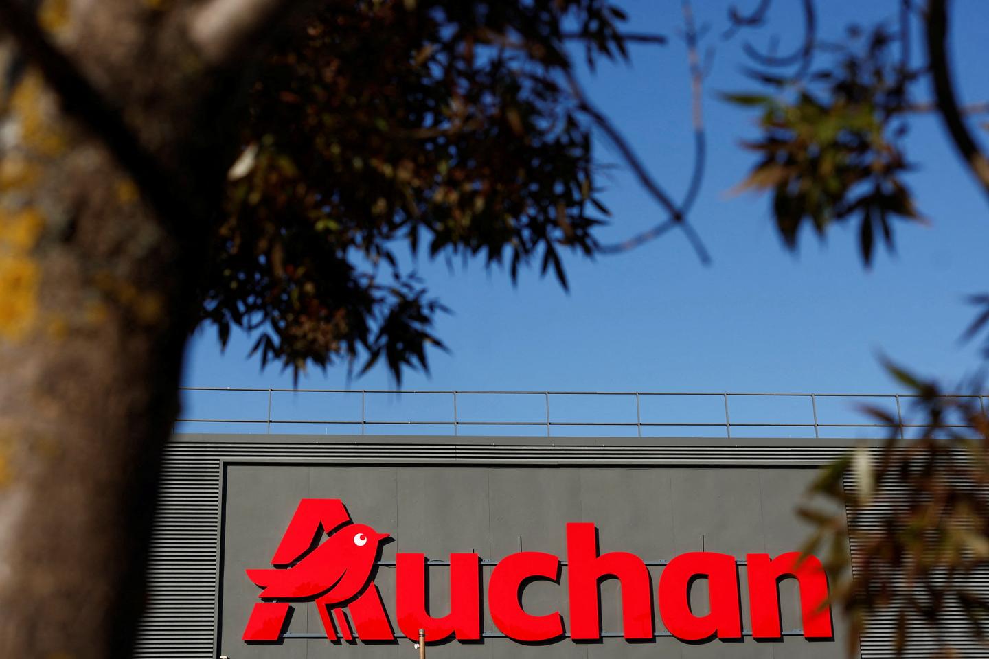 Auchan annonce un projet de plan social, près de 2 400 emplois menacés en France