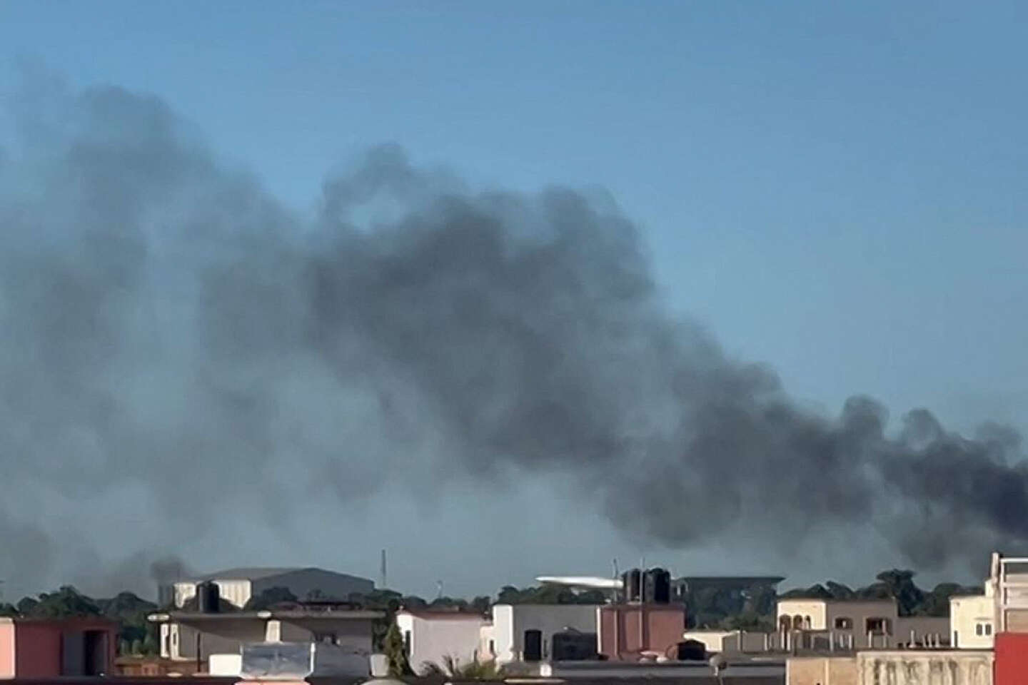 Mali : un groupe lié à Al-Qaida revendique les attaques contre l’aéroport et l’école de gendarmerie à Bamako