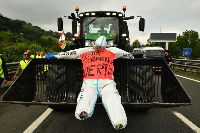 Des agriculteurs bloquent la frontière entre la France et l’Espagne pour se faire entendre avant les européennes