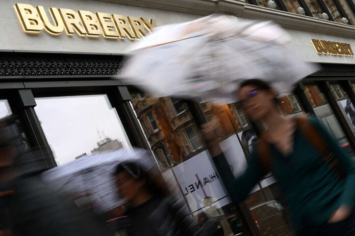 Le ralentissement du secteur du luxe complique la relance de Burberry