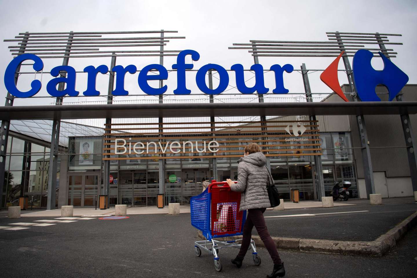 Carrefour prévoit près d’un millier de départs volontaires dans ses sièges en France