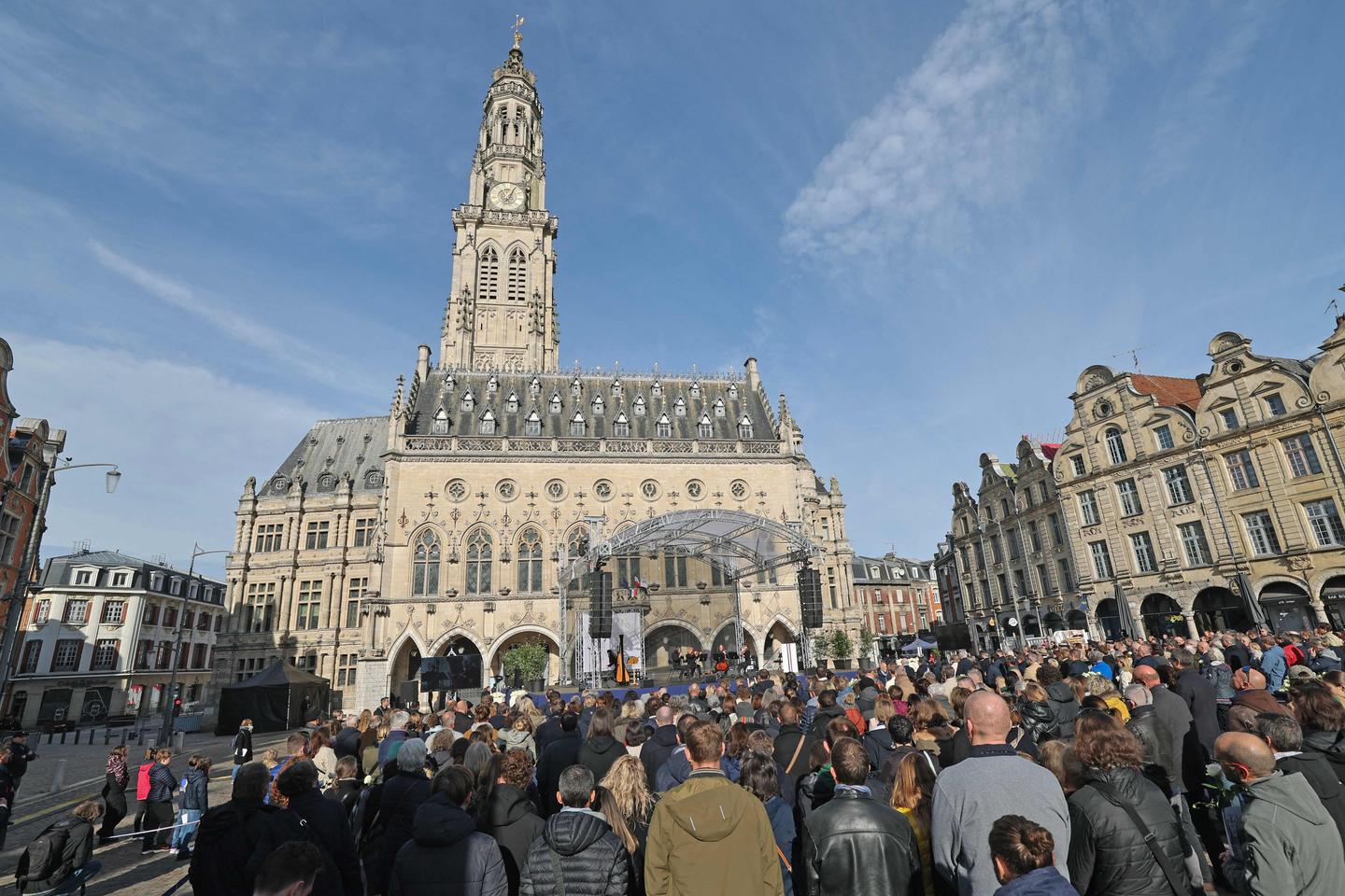 La mémoire de Dominique Bernard célébrée à Arras, un an après l’attentat