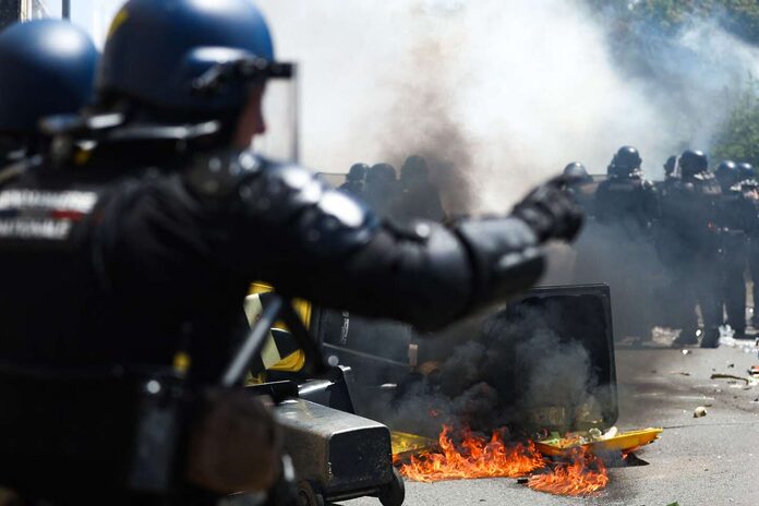 A La Rochelle, des black blocs, devant les opposants aux mégabassines, affrontent les gendarmes