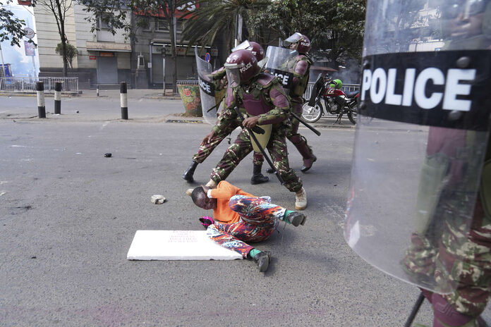 Manifestation au Kenya : au moins une personne tuée par la police à Nairobi, un incendie dans l’enceinte du Parlement