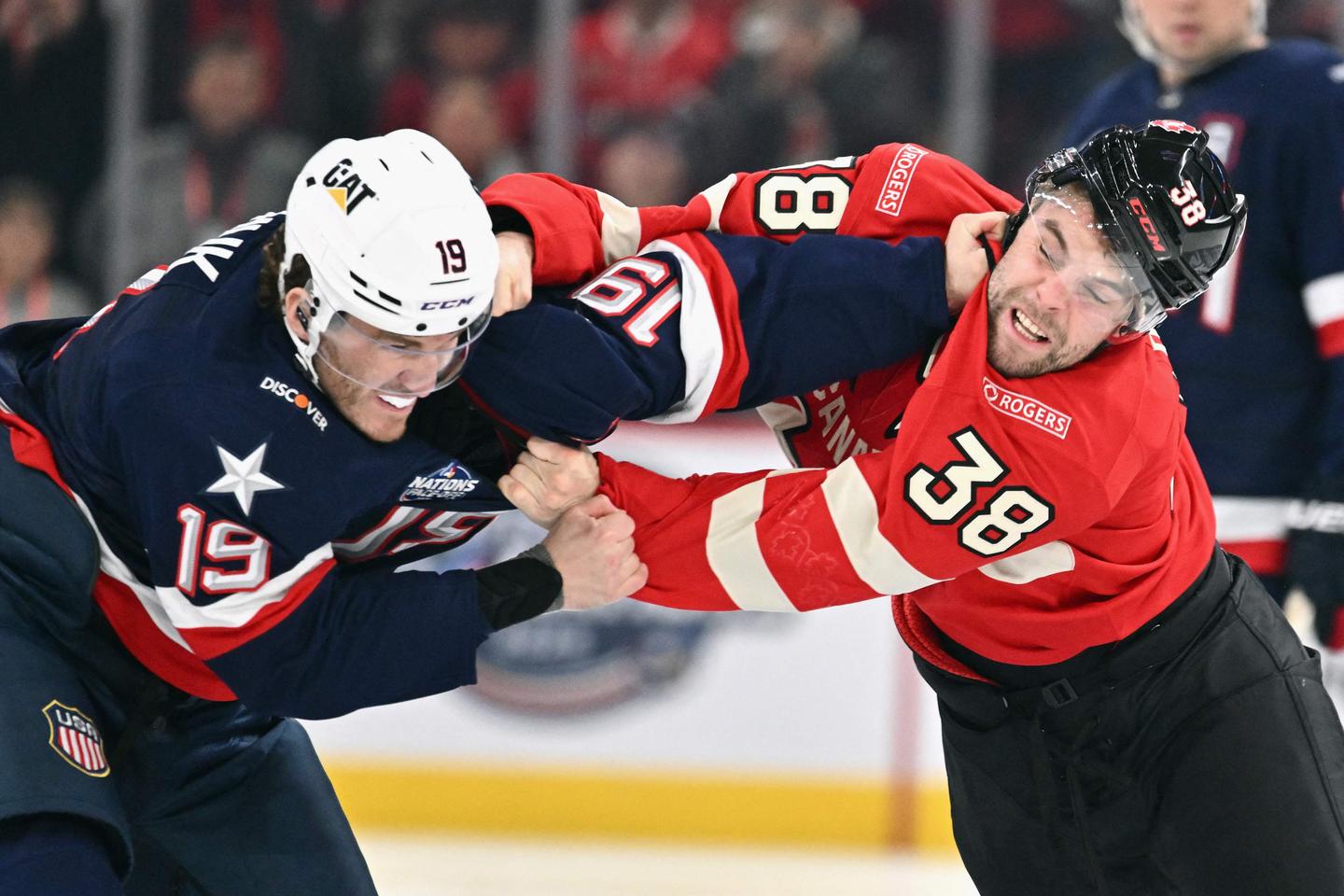 Hockey sur glace : hymne américain hué et bagarres en série lors d’un match électrique entre les Etats-Unis et le Canada