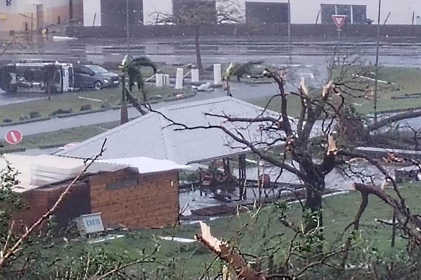 Mayotte : le cyclone Chido détruit de nombreux bâtiments sur l’archipel, l’aéroport international a subi de « gros dégâts »