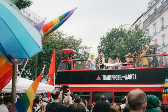 A Paris, plusieurs milliers de personnes défilent pour la Marche des fiertés LGBTQIA+