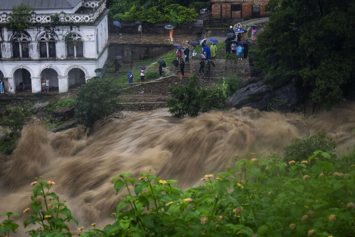 Au moins quatorze morts dans des inondations et des glissements de terrain au Népal