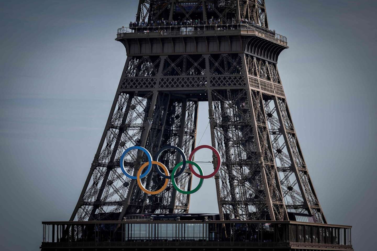 Les anneaux olympiques resteront sur la tour Eiffel au moins jusqu’en 2028, selon Anne Hidalgo