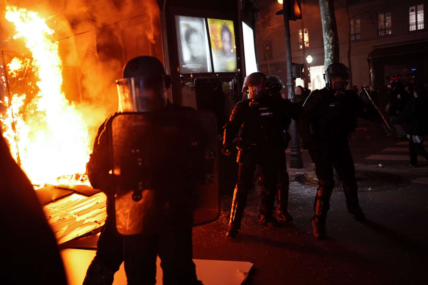 Retraites : commerces vandalisés, voitures renversées, incendies volontaires… une nuit incandescente après une journée de colère