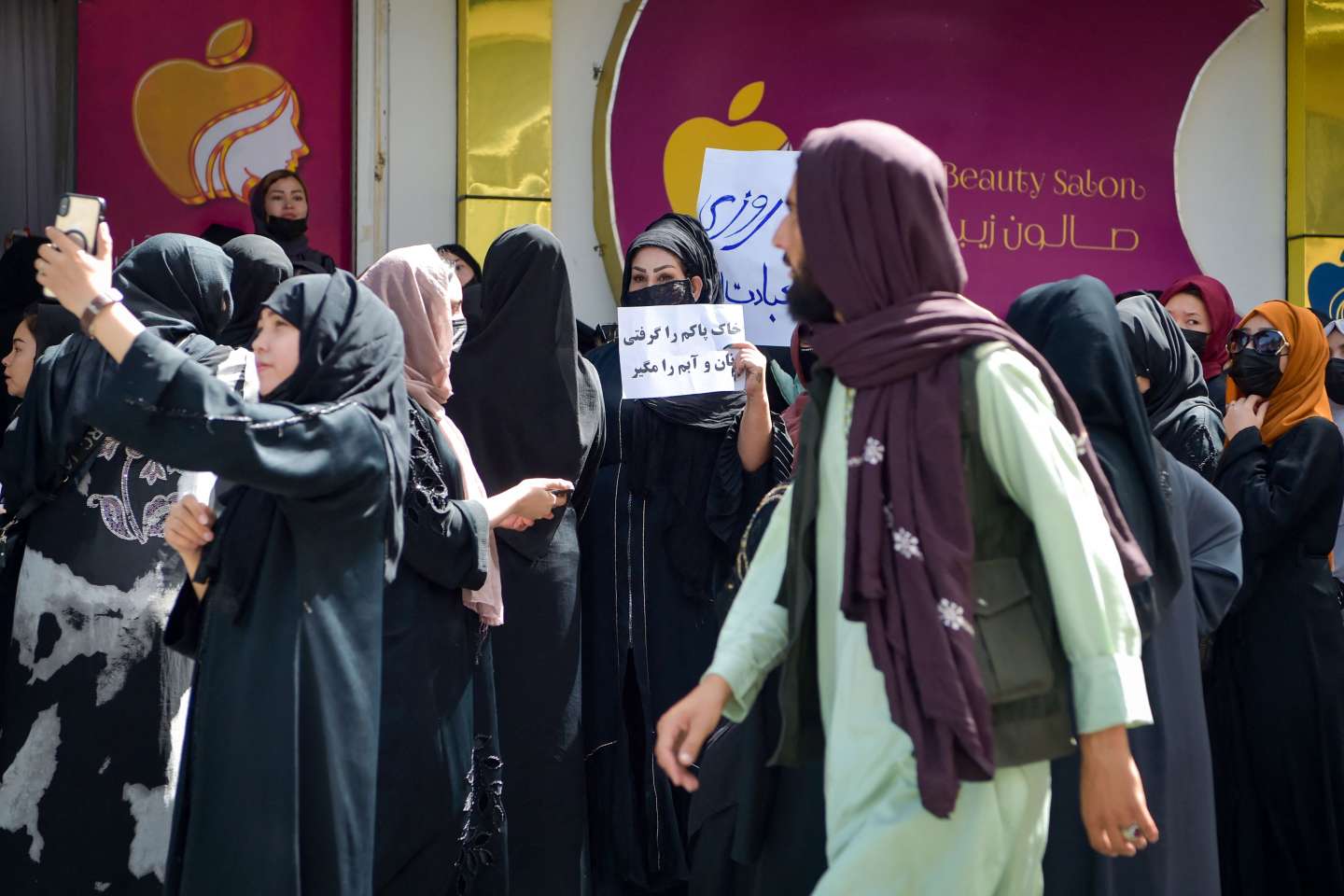 Afghanistan : des femmes manifestent à Kaboul contre la fermeture des salons de beauté