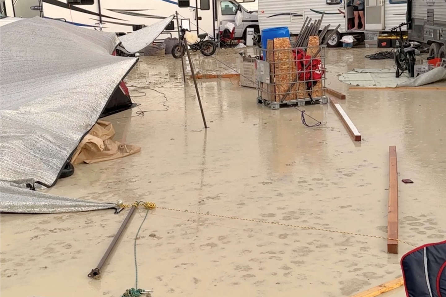 Le festival du Burning Man interrompu en raison de fortes pluies, les festivaliers bloqués sur place