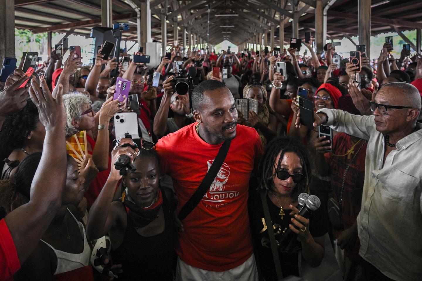 A la Martinique, plusieurs milliers de manifestants se rassemblent contre la vie chère