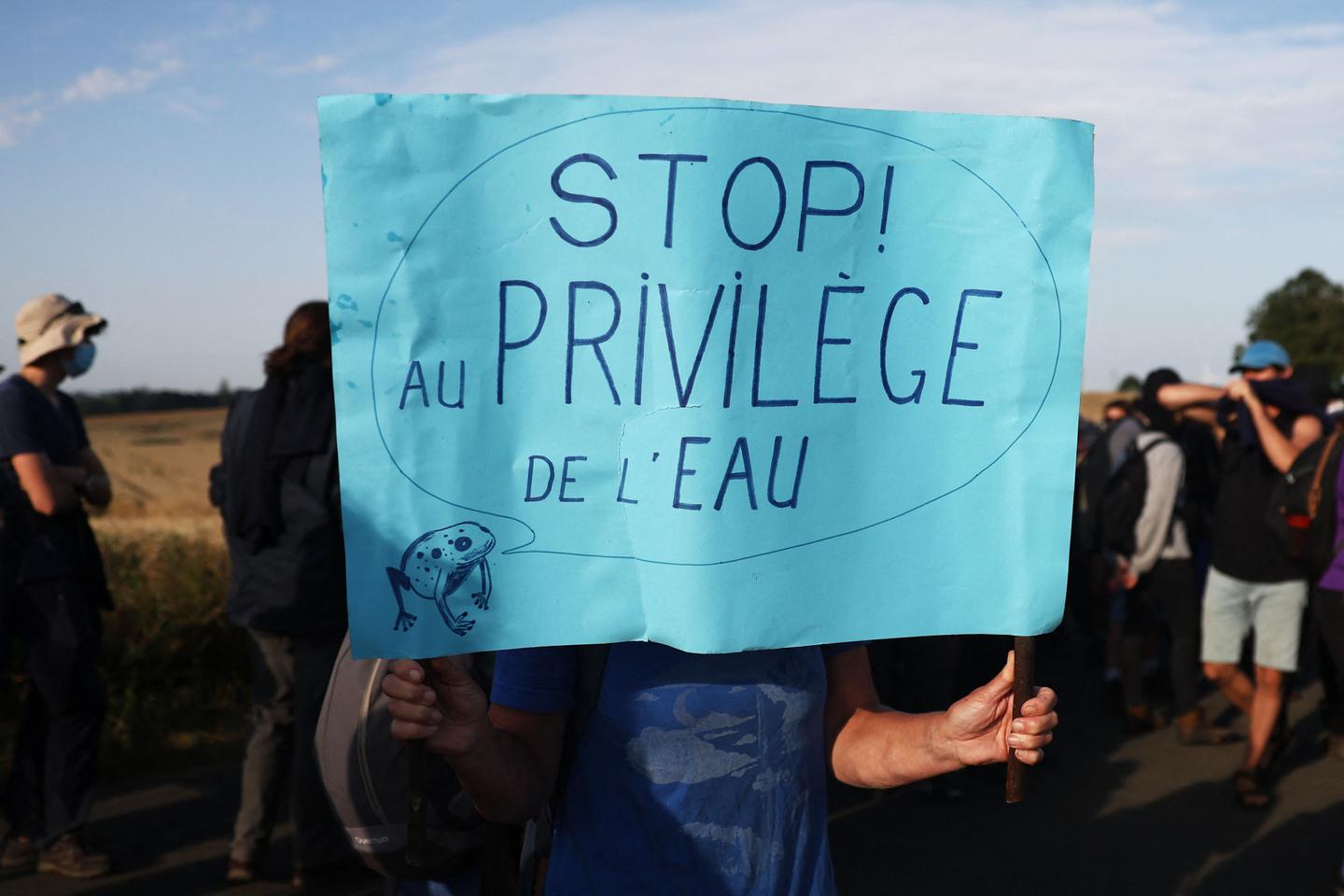 Mégabassines : dans la Vienne, des centaines d’opposants ont manifesté dans « une ambiance joyeuse »