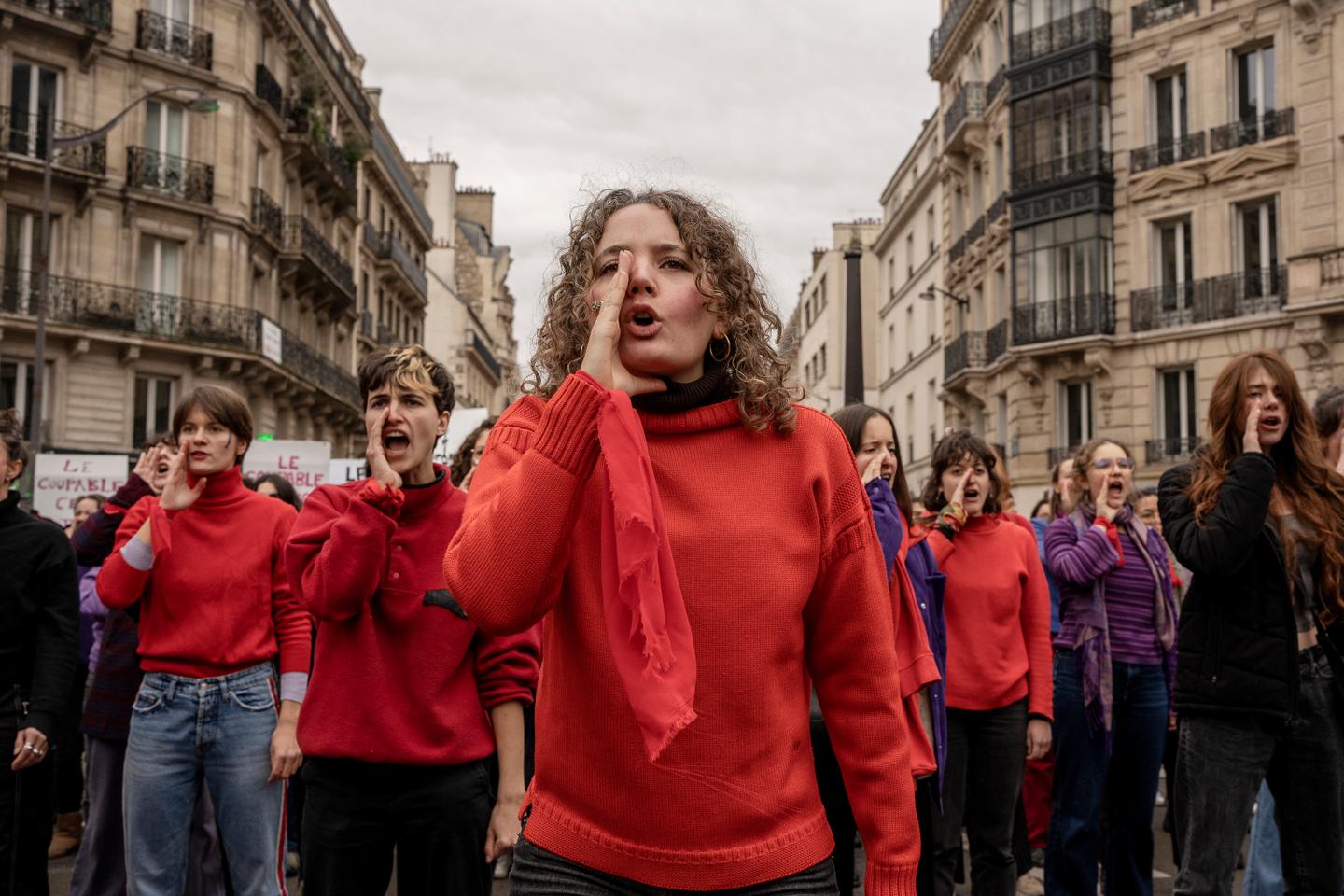 Au rassemblement contre les violences faites aux femmes, à Paris : « Si le procès des viols de Mazan peut provoquer l’étincelle qui fout le feu partout, tant mieux »