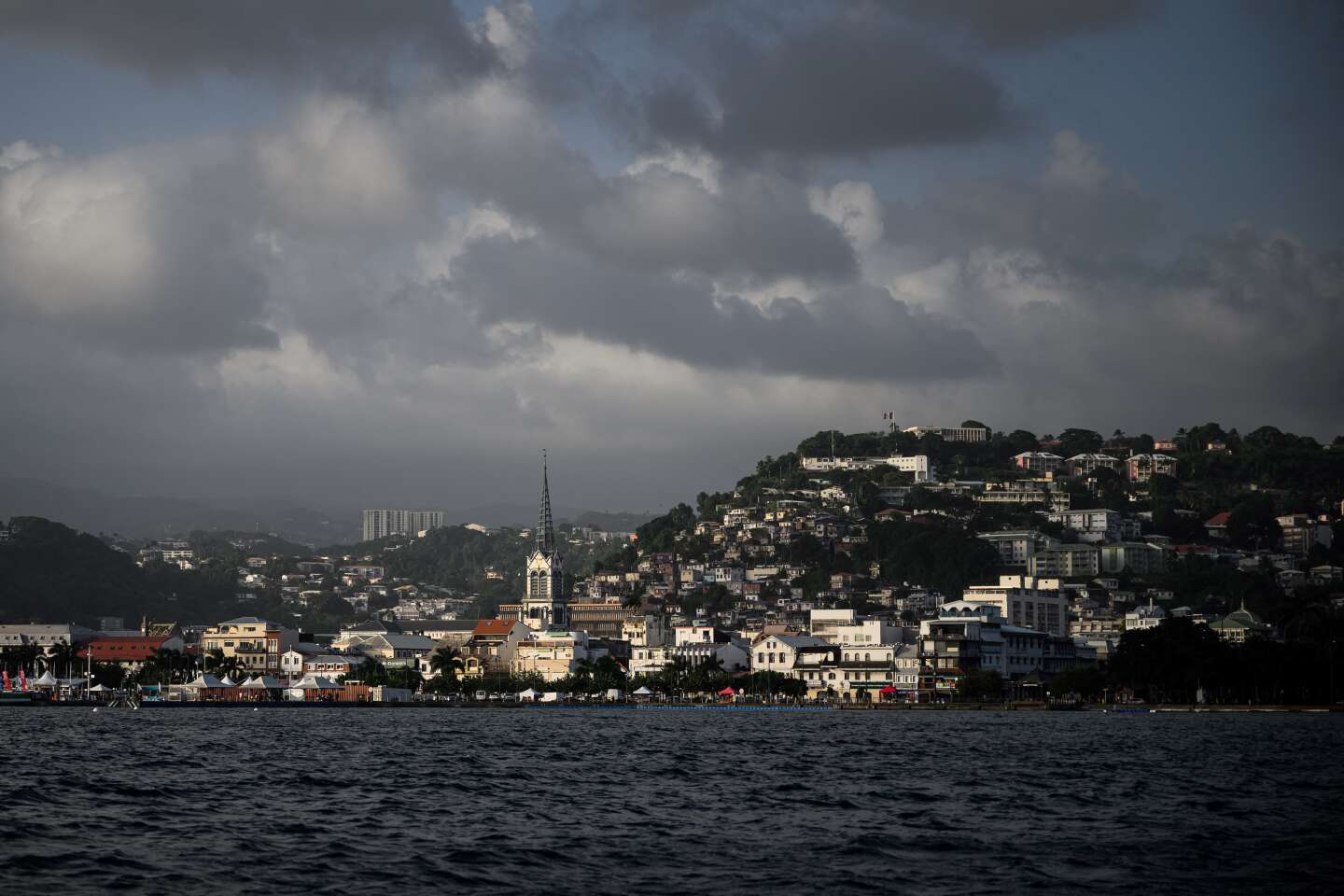 En Martinique, deuxième nuit de violences, le commissariat visé par des tirs