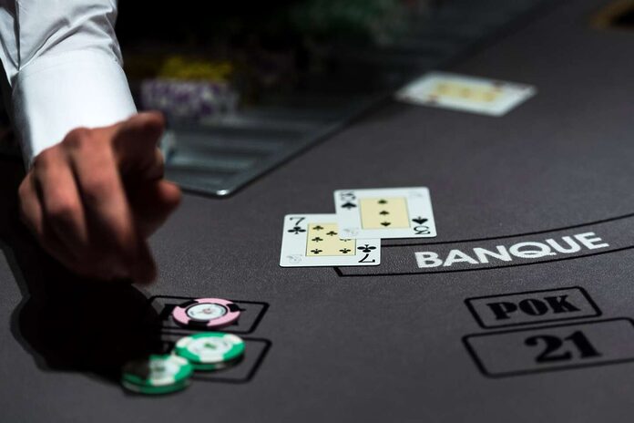 Poker : soupçonnés de triche dans des casinos français et européens, deux hommes placés en détention provisoire